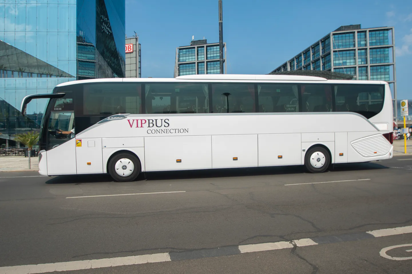Moderner Setra-Reisebus des Fuhrparks in der Seitenansicht