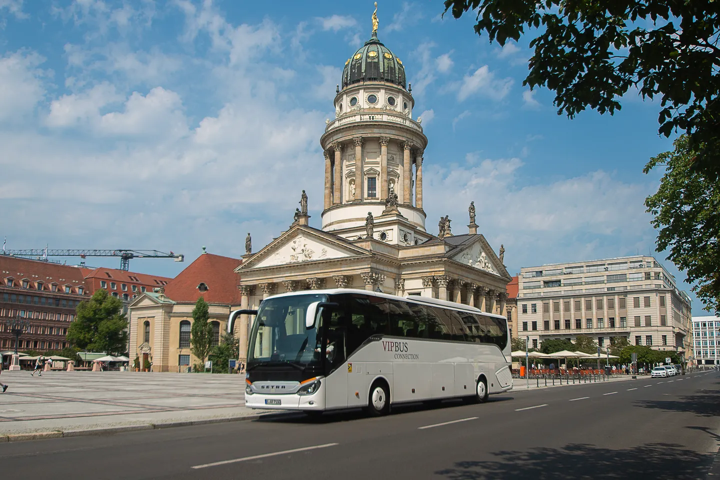 Reisebus der Flotte vor dem Französischen Dom am Berliner Gendarmenmarkt