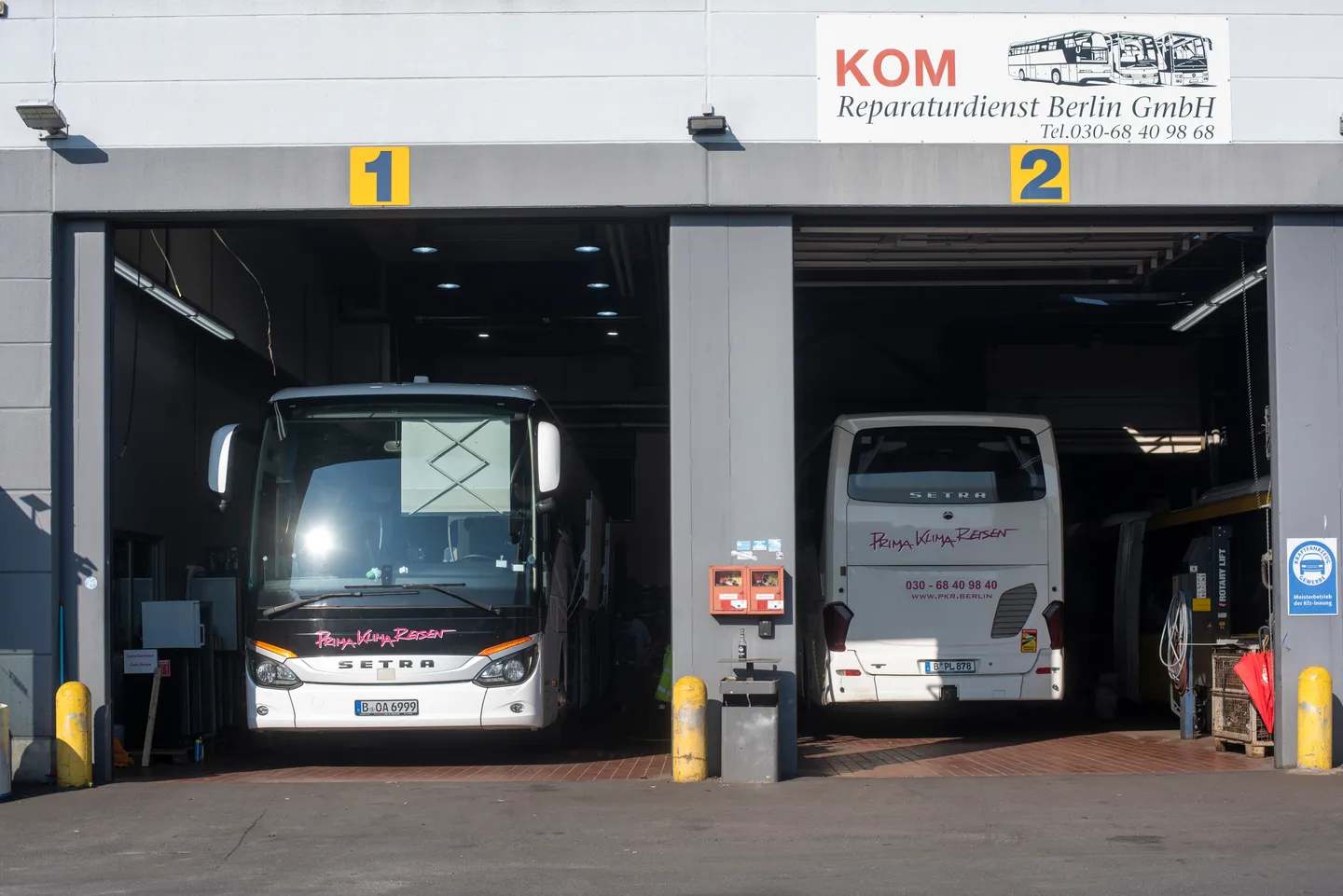 Zwei Reisebusse in den Hallenplätzen der betriebseigenen Werkstatt